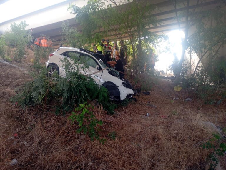 Otoyolda Üst Geçidin Ayağına Otomobilin Sürücüsü Öldü