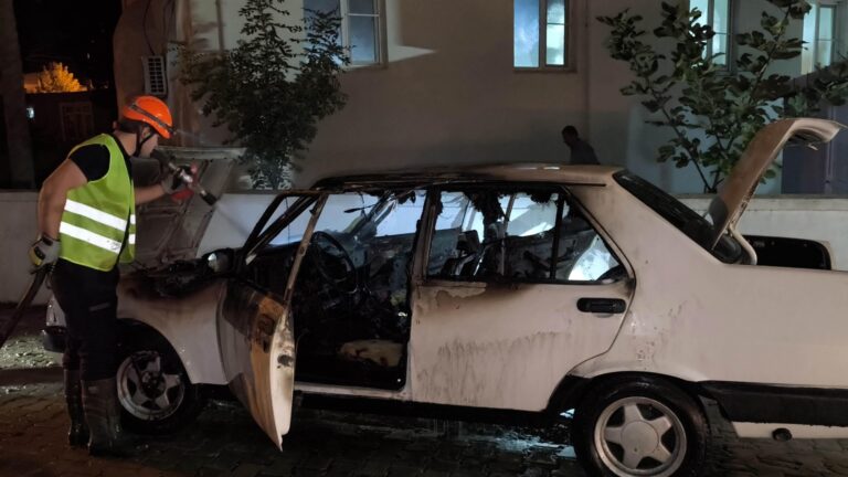 Park halindeki otomobil, kontağı çalıştırılınca alev aldı