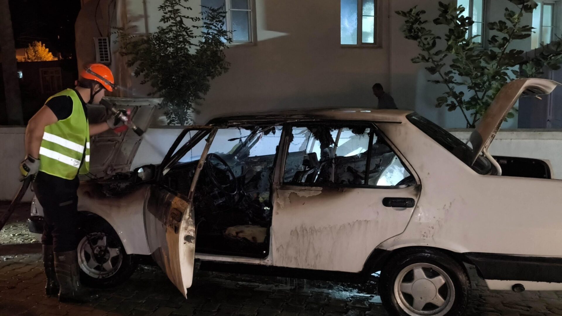 Park halindeki otomobil, kontağı çalıştırılınca alev aldı Park halindeki otomobil, kontağı çalıştırılınca alev aldı