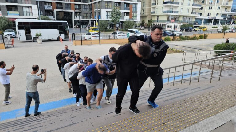 Şehit ailesini dolandıran 11 şüpheli adliyede