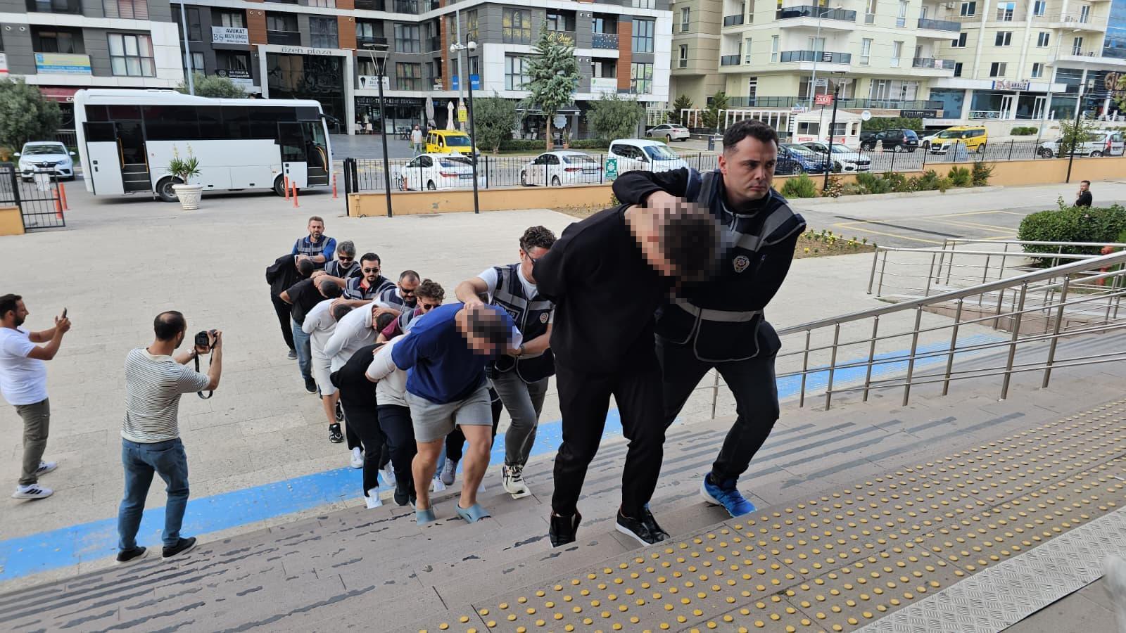 Şehit ailesini dolandıran 11 şüpheli adliyede Şehit ailesini dolandıran 11 şüpheli adliyede