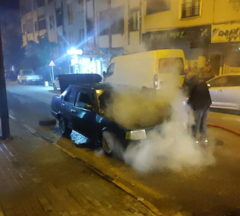 Seyir halindeyken motor kısmından alev alan otomobil yandı