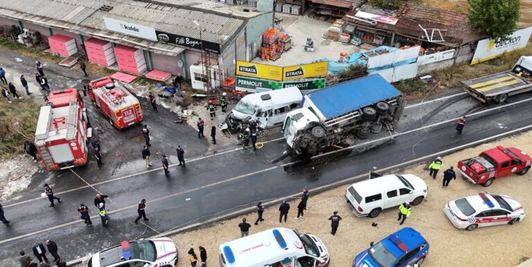 Tekirdağ’da kamyon ile işçi servis minibüsü çarpıştı: 3 ölü, 9 yaralı / Ek fotoğraflar | Çorlu’da Haber