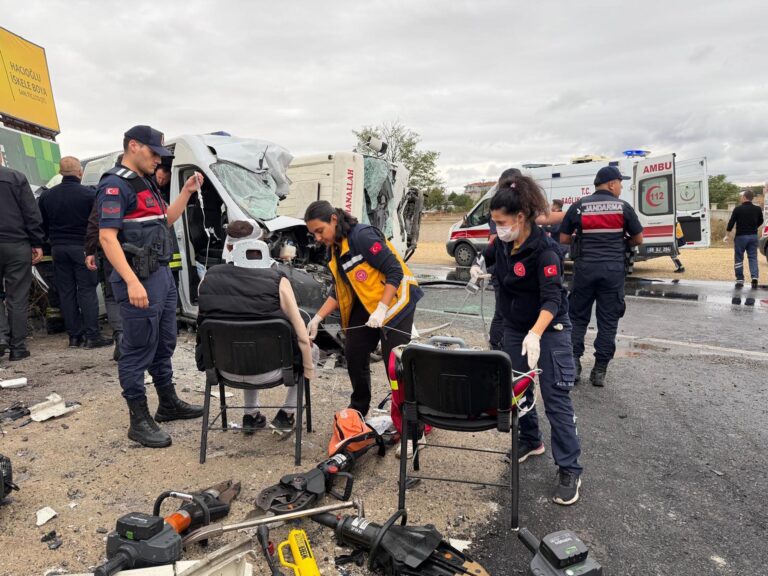 Tekirdağ’da kamyonetle işçi servis minibüsü çarpıştı: 3 ölü, 9 yaralı | Çorlu’da Haber