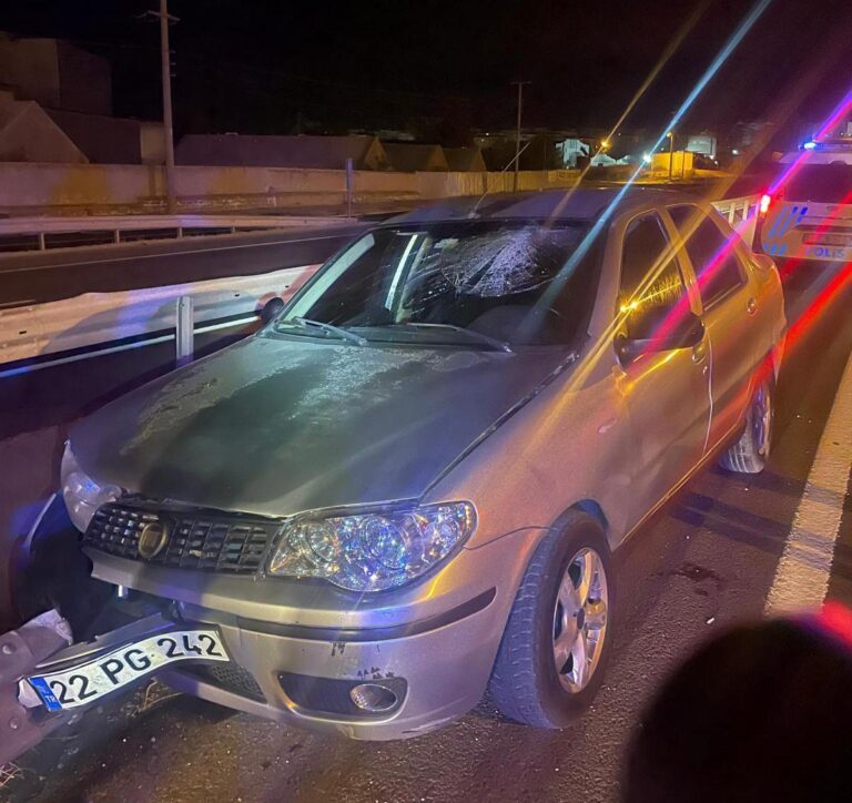 Ters yönde giderken refüje çarpan otomobilin alkollü sürücüsü yaralandı