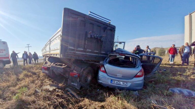 TIR, otomobile çarptı; 1’i ağır 2 yaralı | Çorlu’da Haber