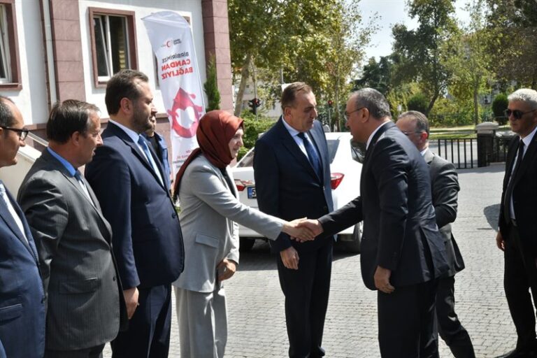 Vali Soytürk Kan Bağışlayan Vatandaşlarımıza Plaket ve Altın Madalya Takdim Etti