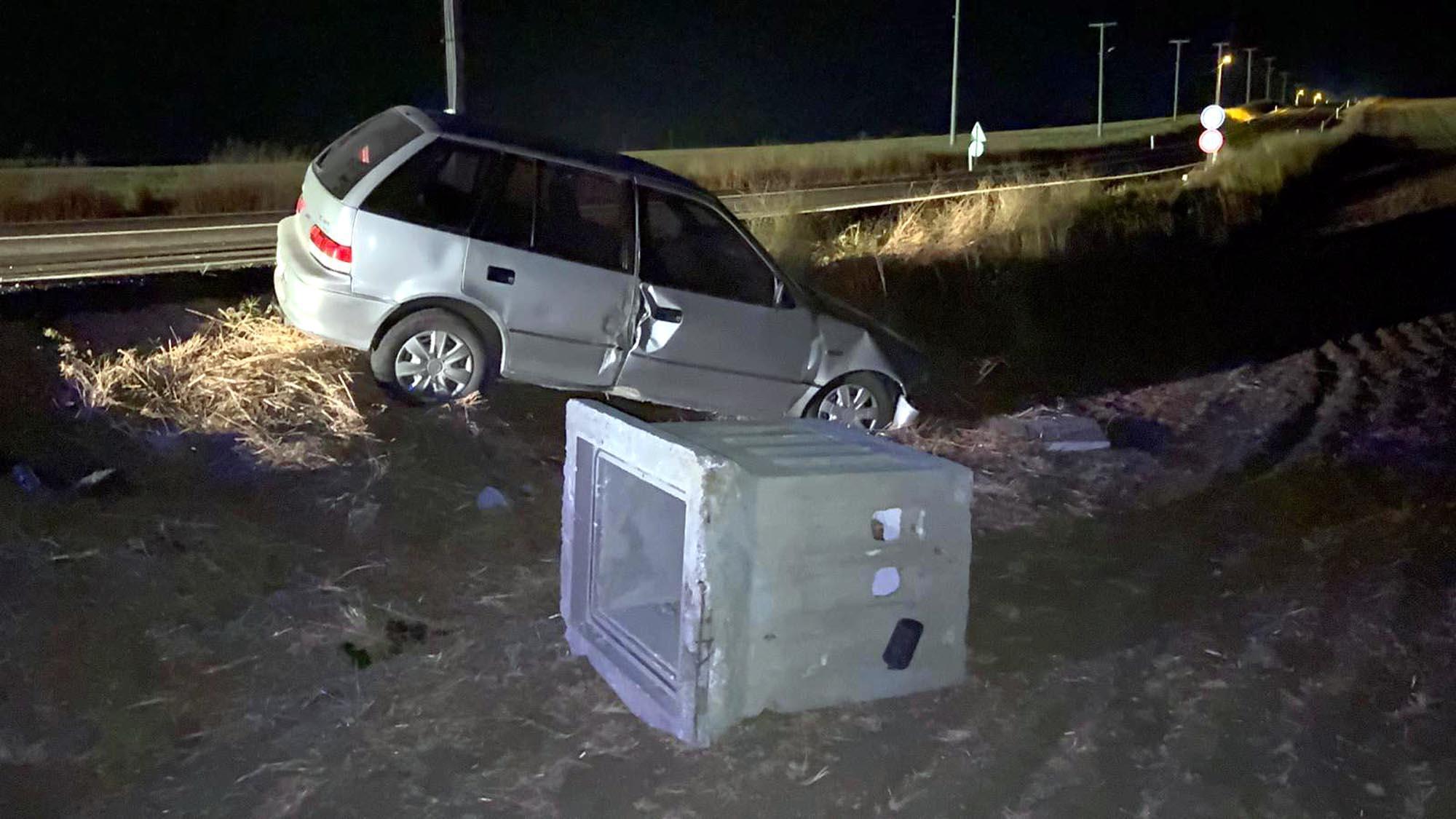 Yol Kenarına Savrulan Otomobilde Karı Koca Yaralandı Yol Kenarına Savrulan Otomobilde Karı Koca Yaralandı