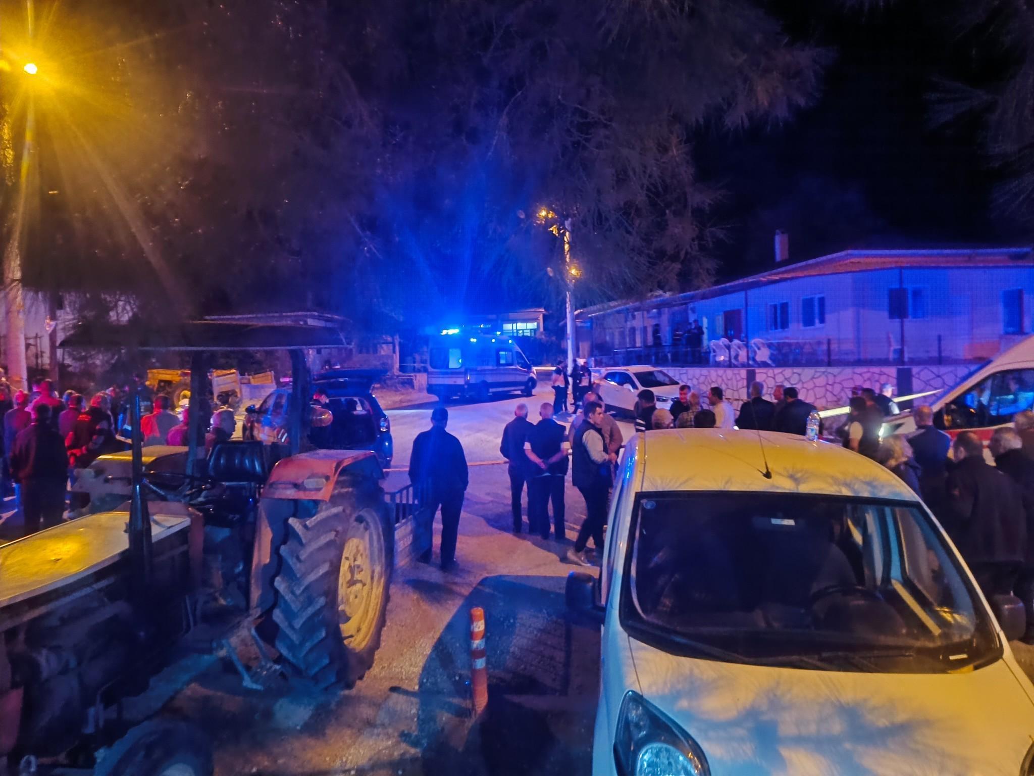 2 arkadaşını köy meydanında tüfekle öldürdü 2 arkadaşını köy meydanında tüfekle öldürdü