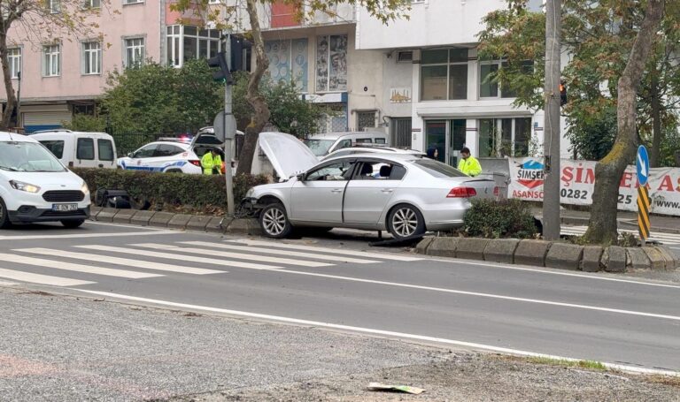 Alkollü sürücü, yaya geçidinin olduğu noktada otomobiliyle refüje çarptı | Çorlu’da Haber