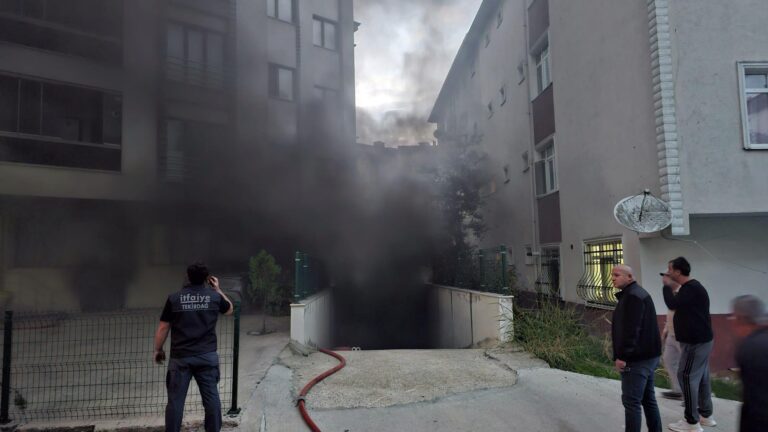 Apartman otoparkındaki otomobilde patlama sonrası yangın; mahsur kalan 9 kişi itfaiye merdiveniyle kurtarıldı | Çorlu’da Haber