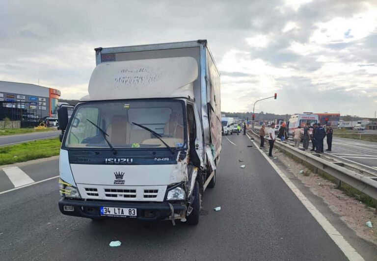 Bariyere çarpan kamyonetin sürücüsünün ayağı koptu | Çorlu’da Haber