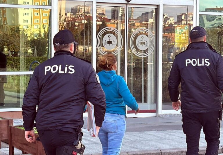 Bebeğini bankta oturan kişiye bırakıp kaçan anne, adli kontrol şartıyla serbest | Çorlu’da Haber