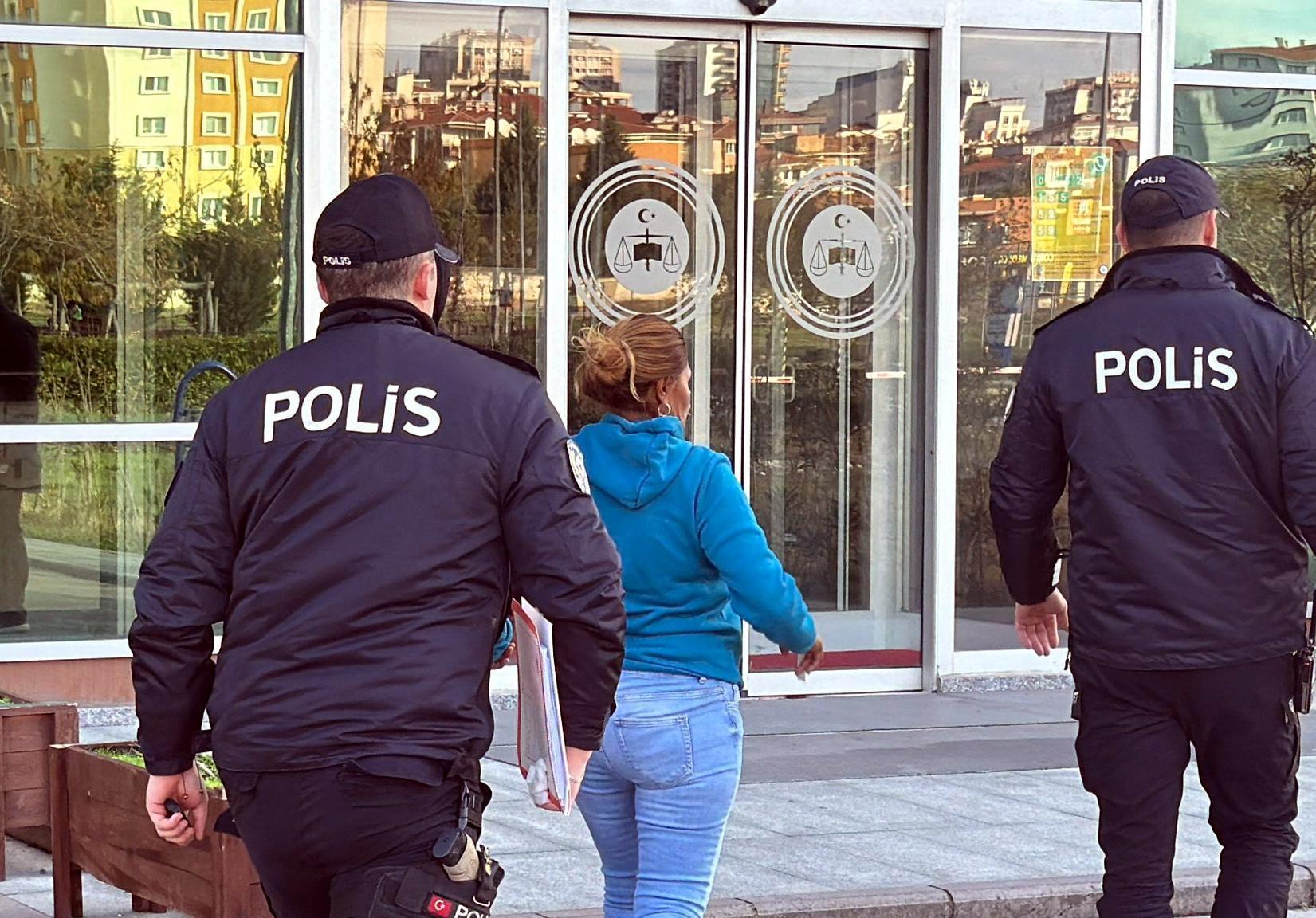 Bebeğini bankta oturan kişiye bırakıp kaçan anne, adli kontrol şartıyla serbest | Çorlu’da Haber Bebeğini bankta oturan kişiye bırakıp kaçan anne, adli kontrol şartıyla serbest | Çorlu’da Haber