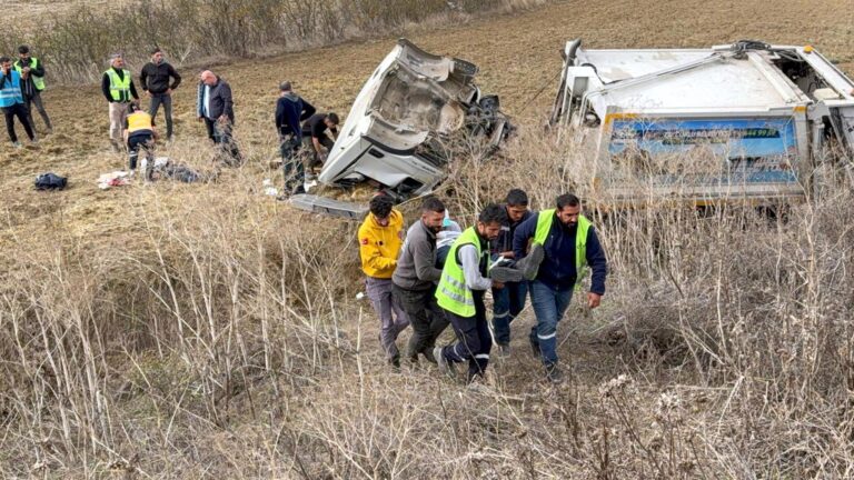 Çöp toplama kamyonu tarlaya devrildi; 3 yaralı | Çorlu’da Haber