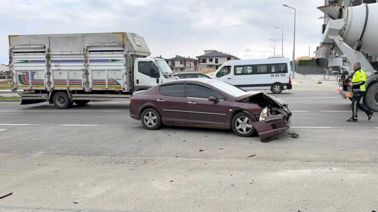 Kavşak Üzerinde İki Otomobil Çarpıştı; 2 Yaralı