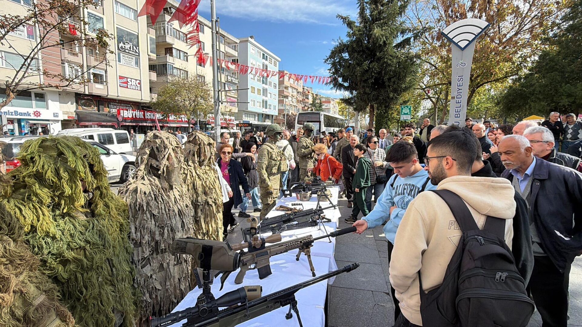 Cumhuriyet Bayramı kutlamaları kapsamında komandoların silah sergisine yoğun ilgi | Çorlu’da Haber Cumhuriyet Bayramı kutlamaları kapsamında komandoların silah sergisine yoğun ilgi | Çorlu’da Haber