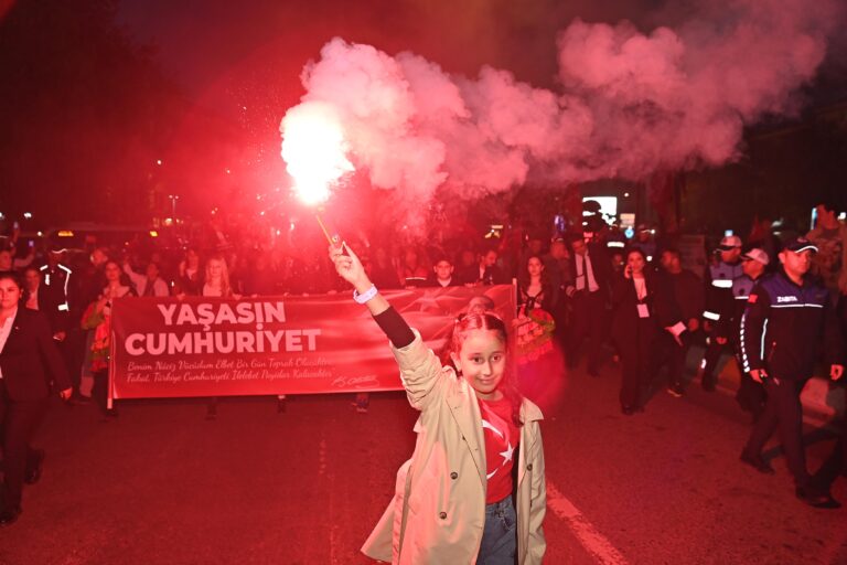 Cumhuriyet Kortejinde Bayram Coşkusu Sele Dönüştü