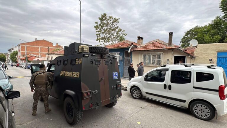Edirne’de bir evde 15 kaçak göçmen ile 4 FETÖ şüphelisi yakalandı