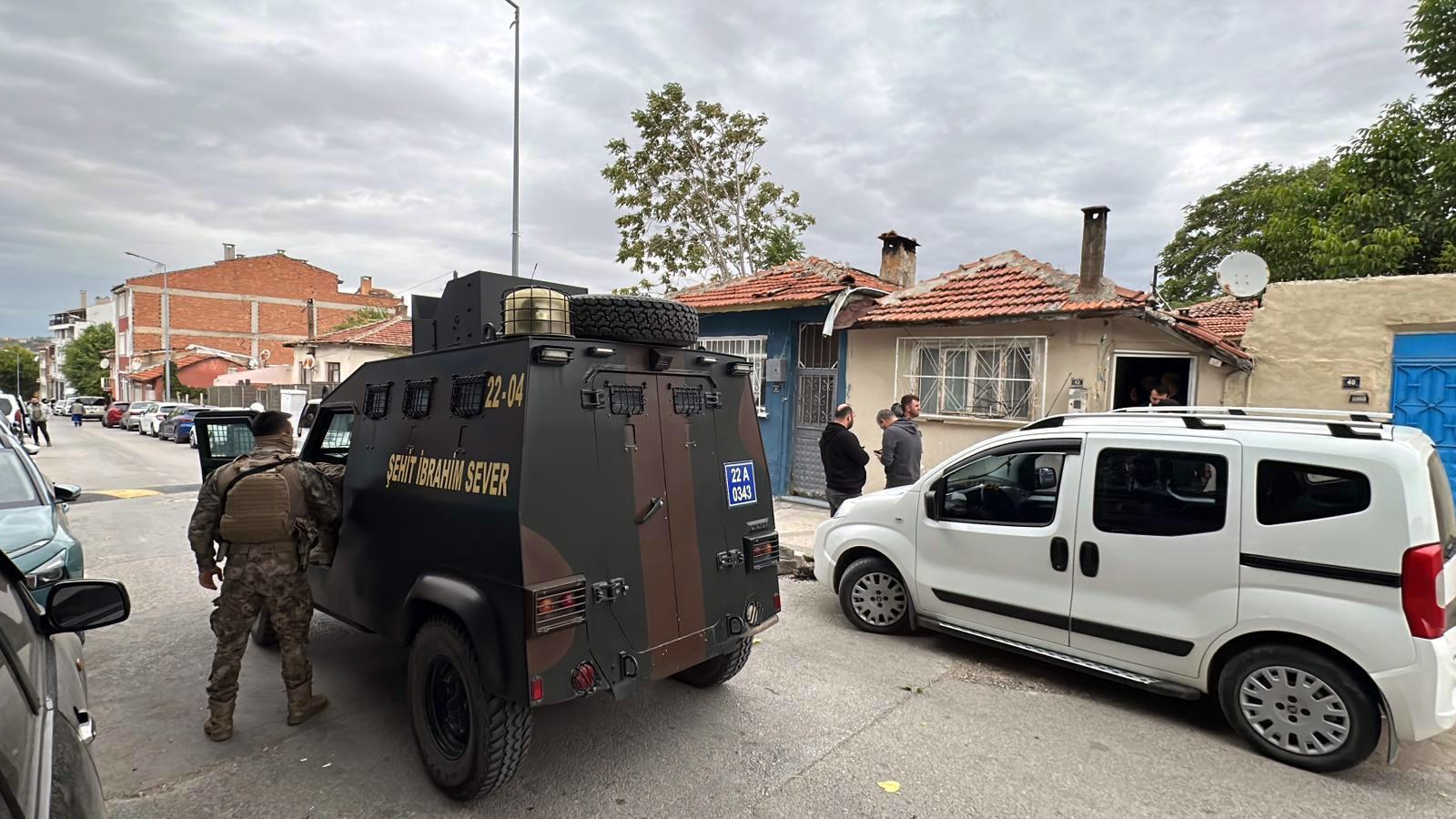 Edirne’de bir evde 15 kaçak göçmen ile 4 FETÖ şüphelisi yakalandı Edirne’de bir evde 15 kaçak göçmen ile 4 FETÖ şüphelisi yakalandı