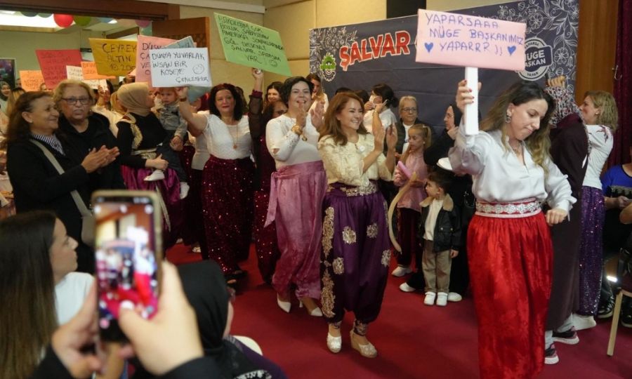 ERGENE’DE BİNLERCE KADIN ŞALVAR GECESİNDE BULUŞTU! ERGENE’DE BİNLERCE KADIN ŞALVAR GECESİNDE BULUŞTU!