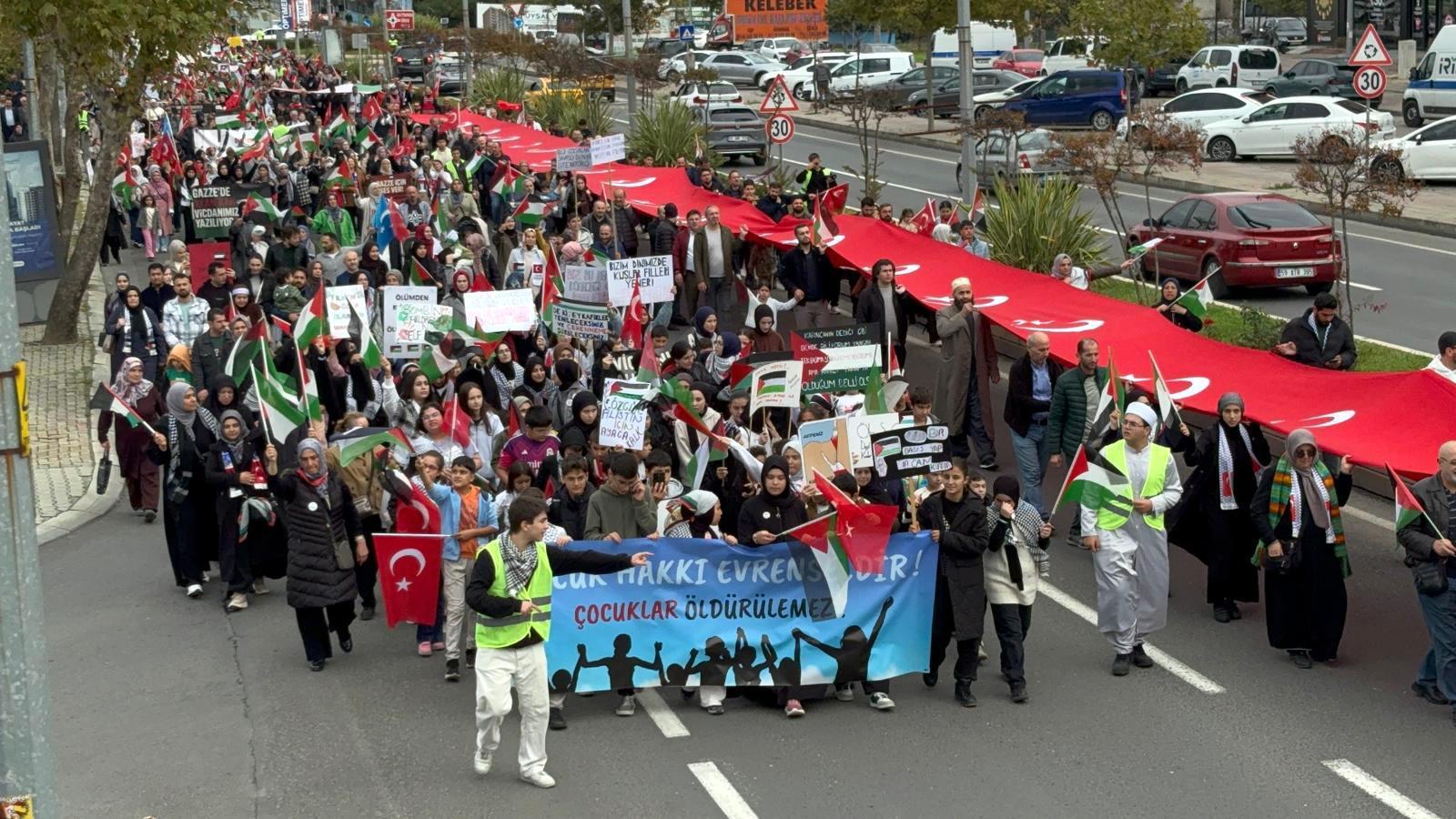 Gazze için yürüyüp, gökyüzüne balon bıraktılar | Çorlu’da Haber Gazze için yürüyüp, gökyüzüne balon bıraktılar | Çorlu’da Haber