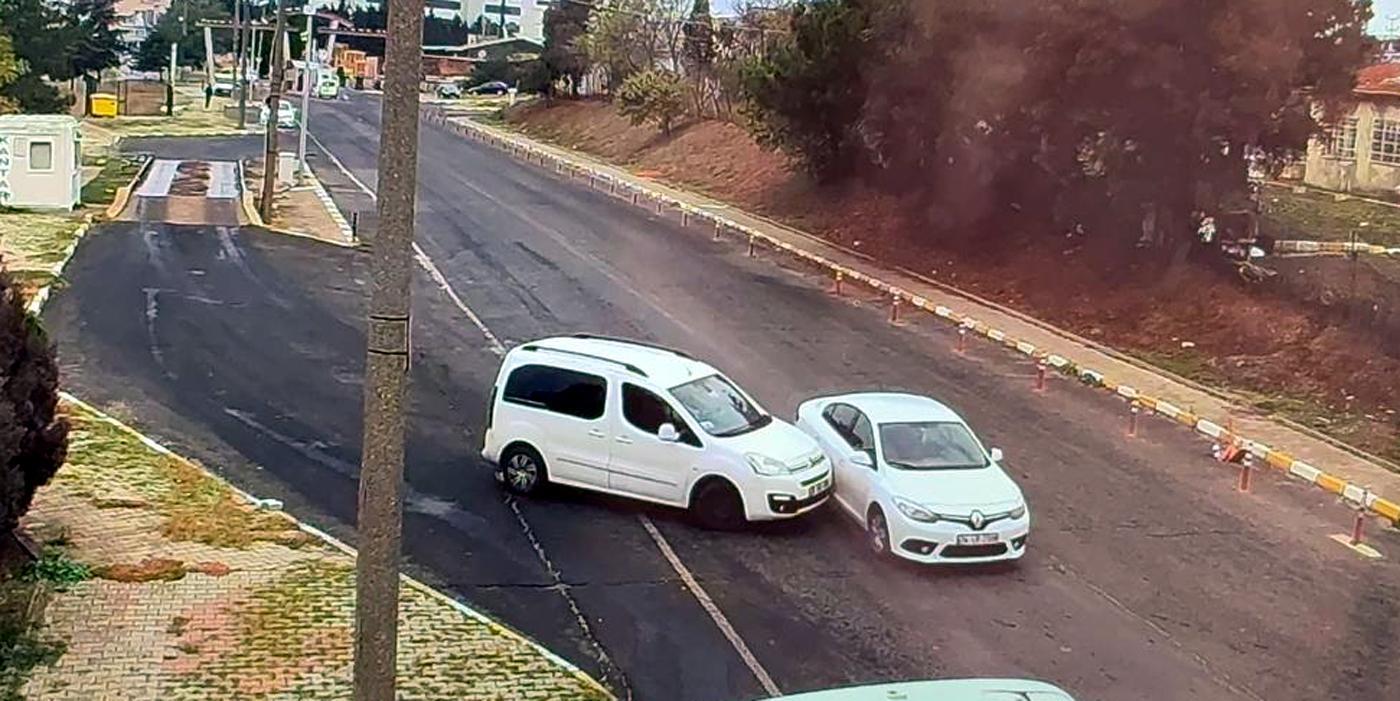 Hafif ticari aracın çarptığı otomobilde 1 kişi yaralandı; kaza kamerada | Çorlu’da Haber Hafif ticari aracın çarptığı otomobilde 1 kişi yaralandı; kaza kamerada | Çorlu’da Haber