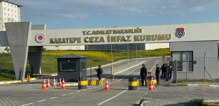 İnfaz koruma memurlarına bıçakla saldırdı: 3 yaralı | Çorlu’da Haber