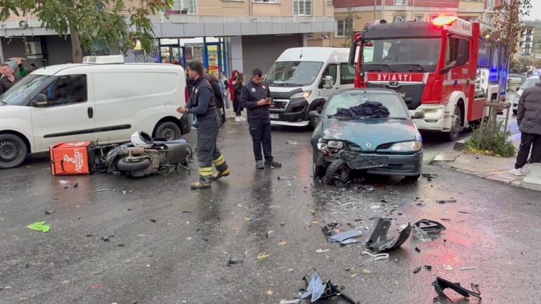 Motosiklet ile otomobilin çarpıştığı kaza kamerada; 2 yaralı | Çorlu’da Haber