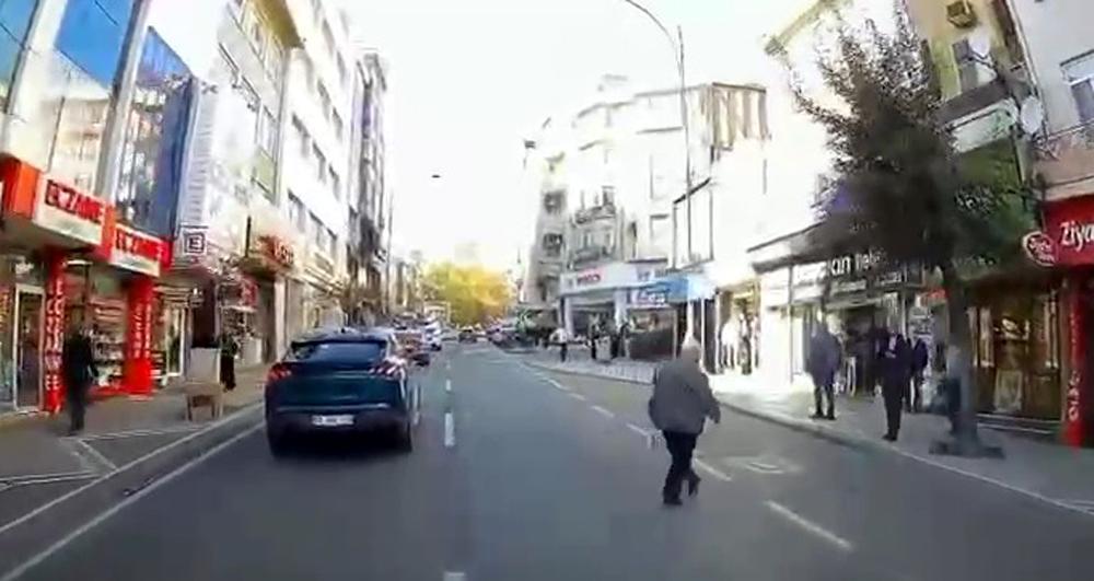 Otomobilin altında kalmaktan son anda kurtuldu; o anlar kamerada | Çorlu’da Haber Otomobilin altında kalmaktan son anda kurtuldu; o anlar kamerada | Çorlu’da Haber