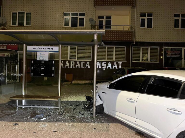 Polisten Kaçan Alkollü Sürücü, Durağa Çarptı