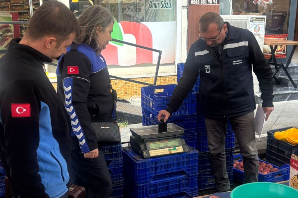 Süleymanpaşa Belediyesi’nden Semt Pazarlarında Ölçü ve Tartı Denetimi Süleymanpaşa Belediyesi’nden Semt Pazarlarında Ölçü ve Tartı Denetimi