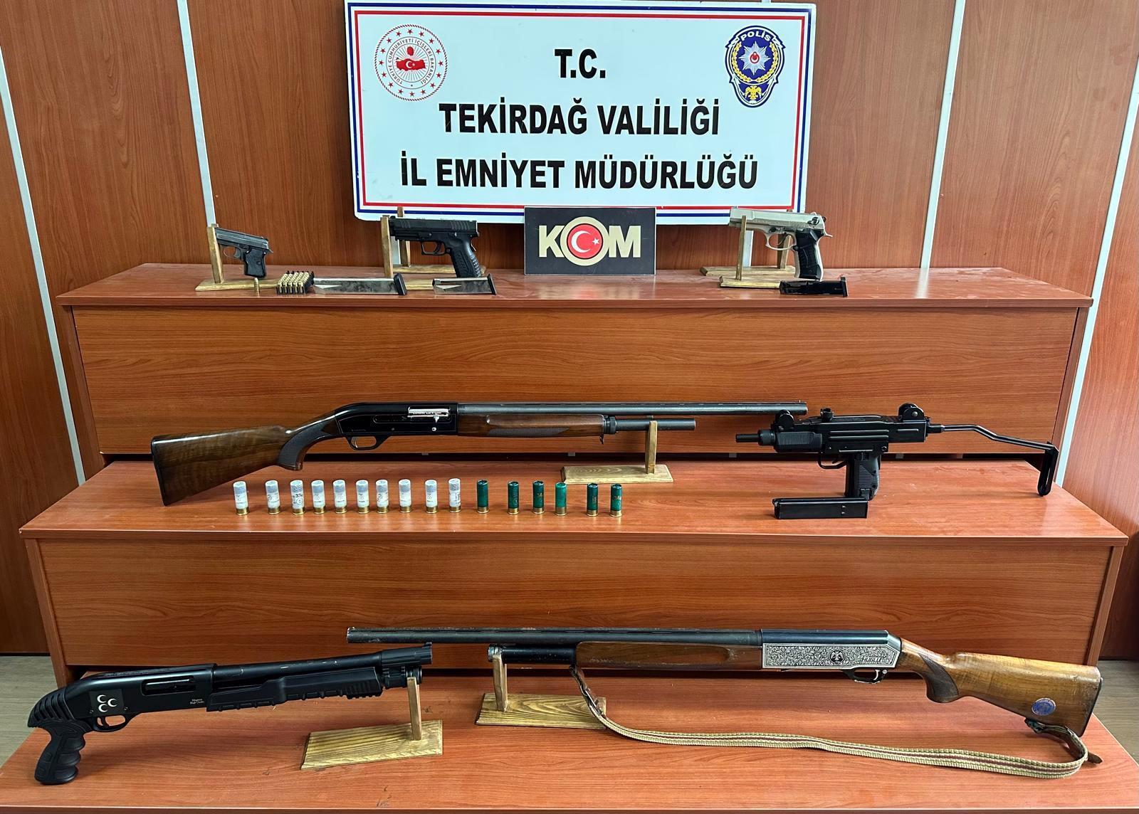 Çok Sayıda Kaçak Eşya ve Silah Ele Geçirildi Çok Sayıda Kaçak Eşya ve Silah Ele Geçirildi