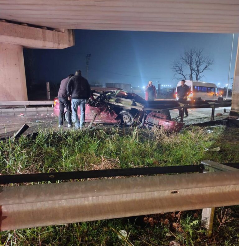 Tekirdağ’da otomobil bariyere çarptı: 2 ölü, 1 yaralı | Çorlu’da Haber
