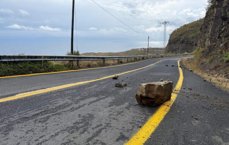 Tekirdağ’da yola kaya parçaları düştü | Çorlu’da Haber