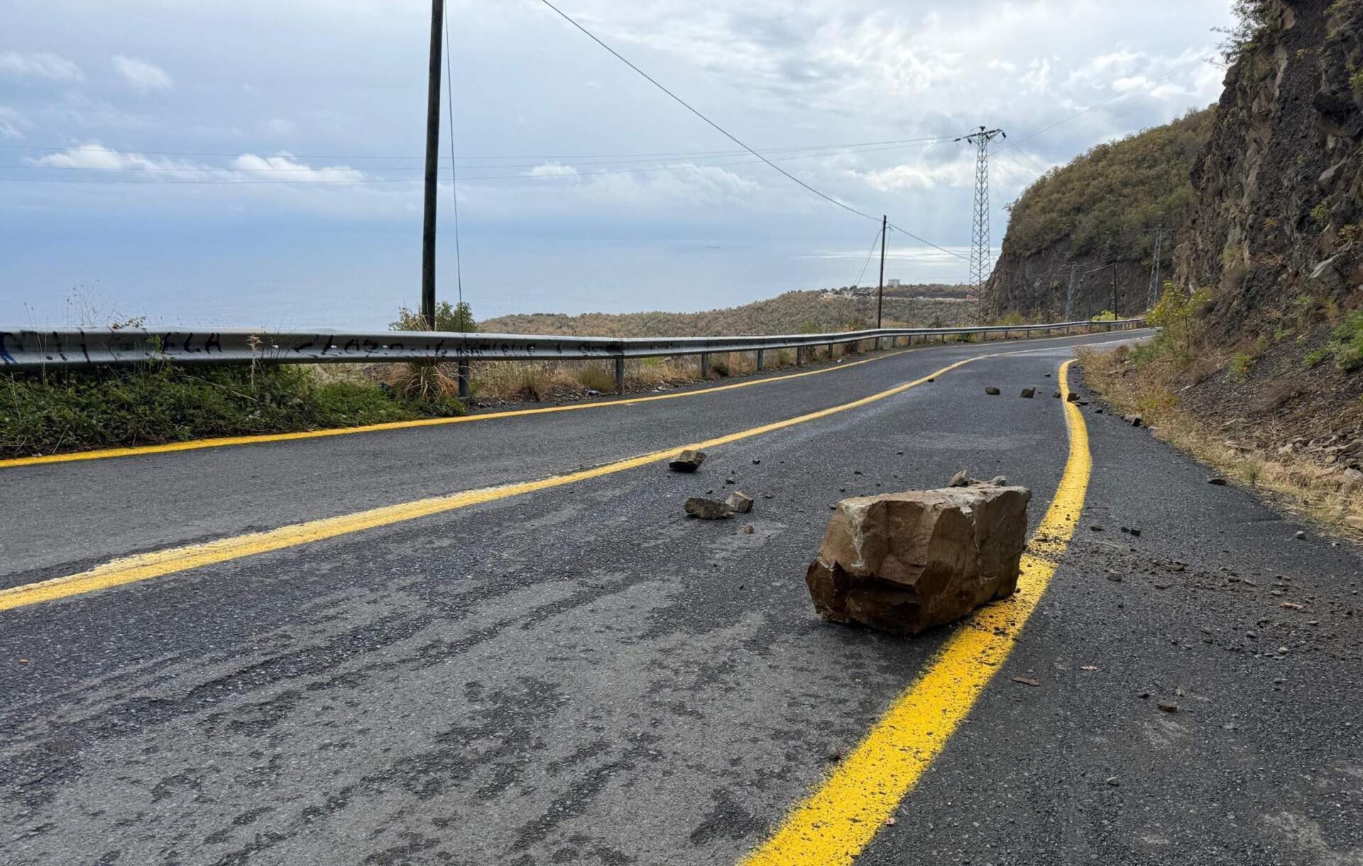 Tekirdağ’da yola kaya parçaları düştü | Çorlu’da Haber Tekirdağ’da yola kaya parçaları düştü | Çorlu’da Haber