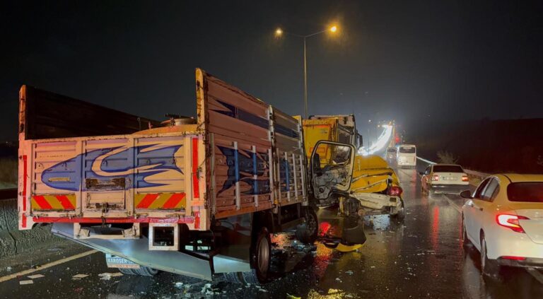 Ticari taksi iki kamyon arasında sıkıştı: 1 yaralı | Çorlu’da Haber