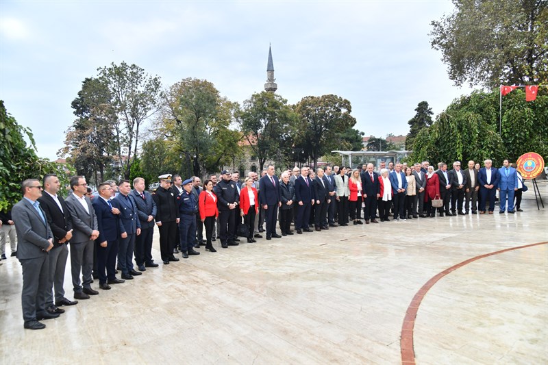 Vali Soytürk Çelenk Sunma Töreni’ne Katıldı Vali Soytürk Çelenk Sunma Töreni’ne Katıldı