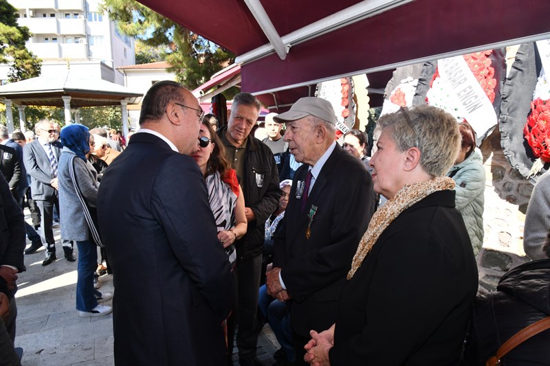 Vali Soytürk ve eşi Nurdan Soytürk Hanımefendi Nursen Erken’in Cenaze Törenine Katıldı Vali Soytürk ve eşi Nurdan Soytürk Hanımefendi Nursen Erken’in Cenaze Törenine Katıldı