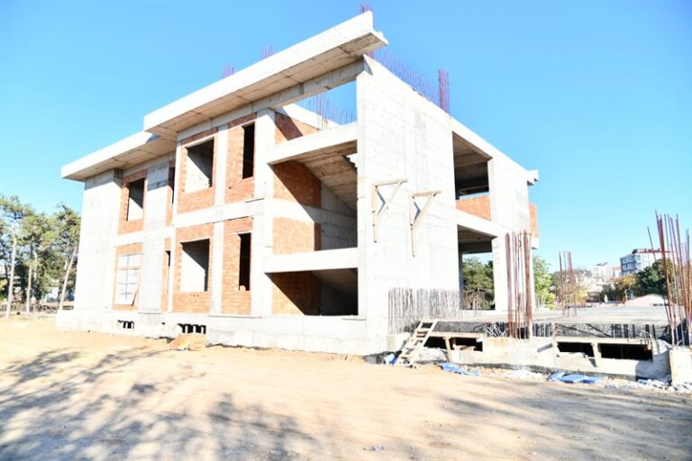 Vali Soytürk Yapımı Devam Eden Ortaokul İnşaatında İncelemelerde Bulundu