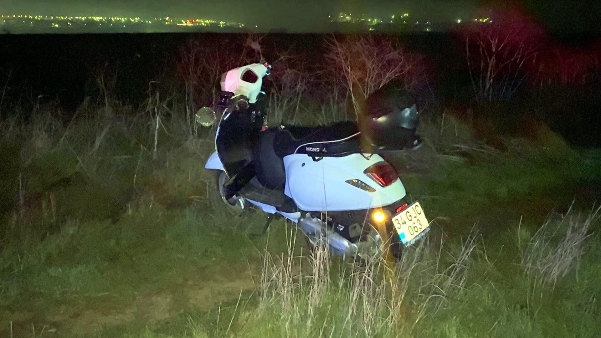 Yol Kenarına Savrulan Motosikletin Alkolü Sürücüsü Yaralandı Yol Kenarına Savrulan Motosikletin Alkolü Sürücüsü Yaralandı