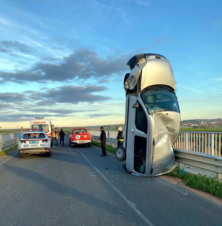 Bariyere çarpan hafif ticari araç, dik vaziyette kaldı: 2 yaralı | Çorlu’da Haber