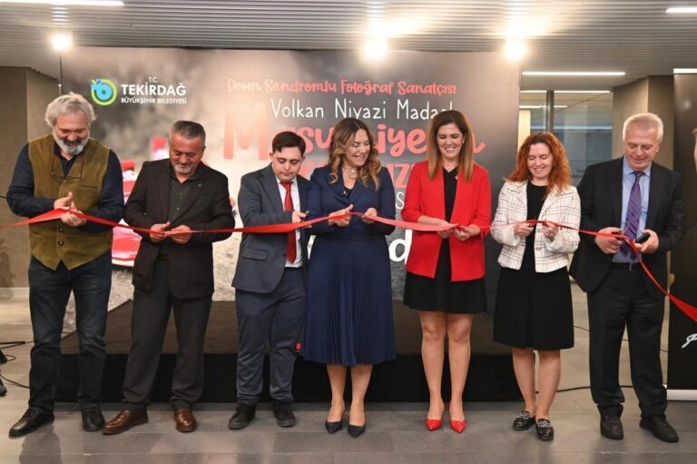 Down sendromlu sanatçı Madaslı’nın ‘Masumiyetin Kırmızısı’ serigisi Tekirdağ’da | Çorlu’da Haber