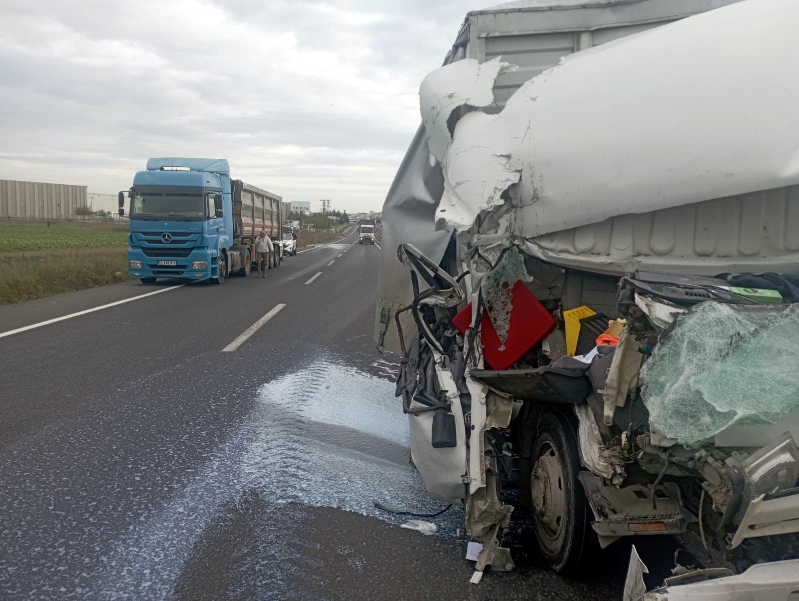 Kontrolden Çıkan Kamyonet, TIR’a Çarptı Kontrolden Çıkan Kamyonet, TIR’a Çarptı