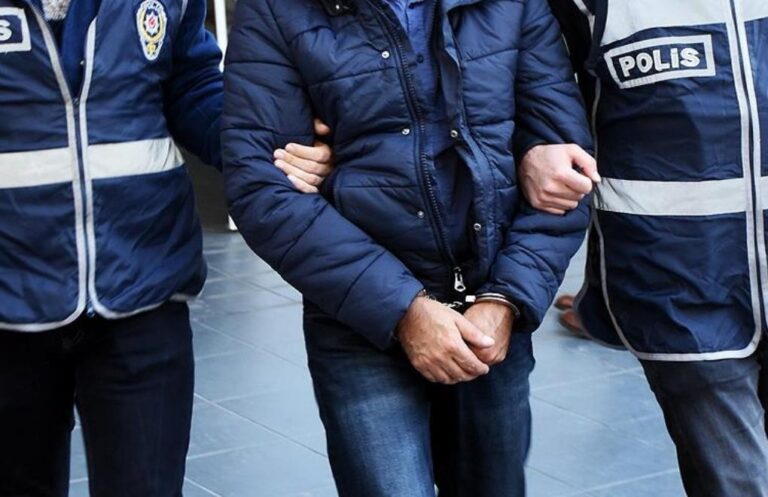 Kur’an’ı Kerim ve Türk Bayrağı Yakmaya Çalışan Şüpheli Gözaltında