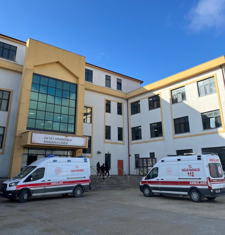‘Öğretmenler Günü’nde evden getirilen yemekleri yiyen 5 lise öğrencisi zehirlenme şüphesiyle hastaneye kaldırıldı | Çorlu’da Haber
