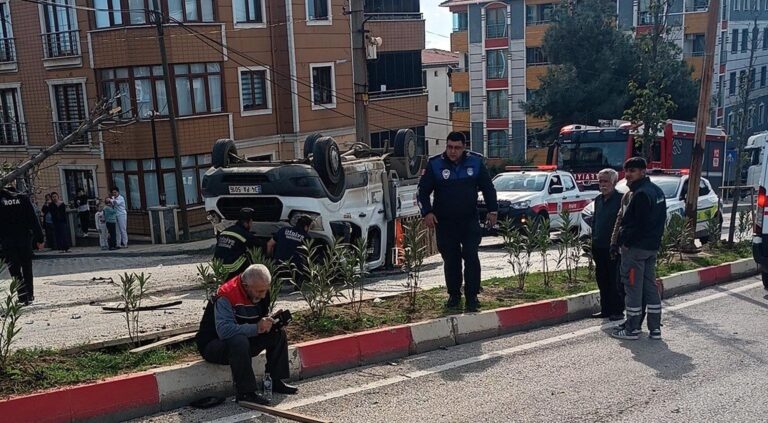 Otomobil ile çarpışan kamyonet takla attı: 2 yaralı | Çorlu’da Haber