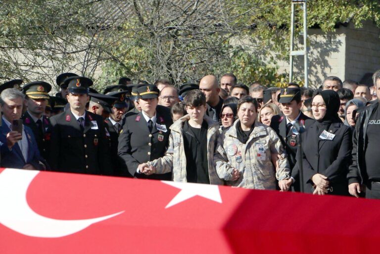 Şehit Astsubay Başçavuş Aykut’u, eşi ve oğlu parkasını giyerek son yolculuğuna uğurladı / Ek fotoğraflar | Çorlu’da Haber