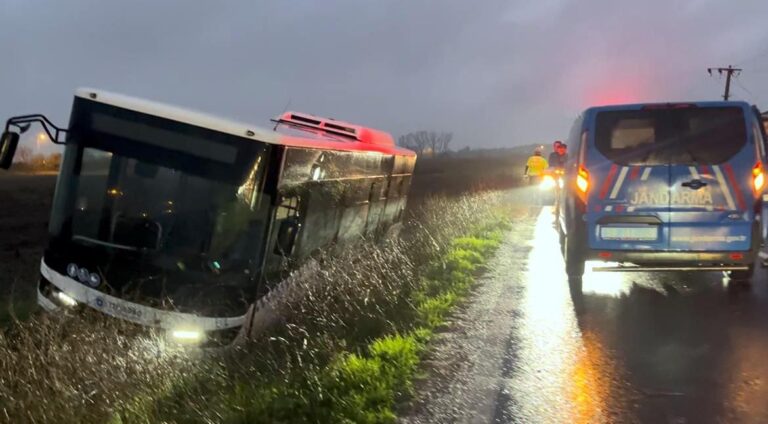 Tekirdağ’da halk otobüsü yoldan çıkarak tarlaya girdi; 2 yaralı | Çorlu’da Haber