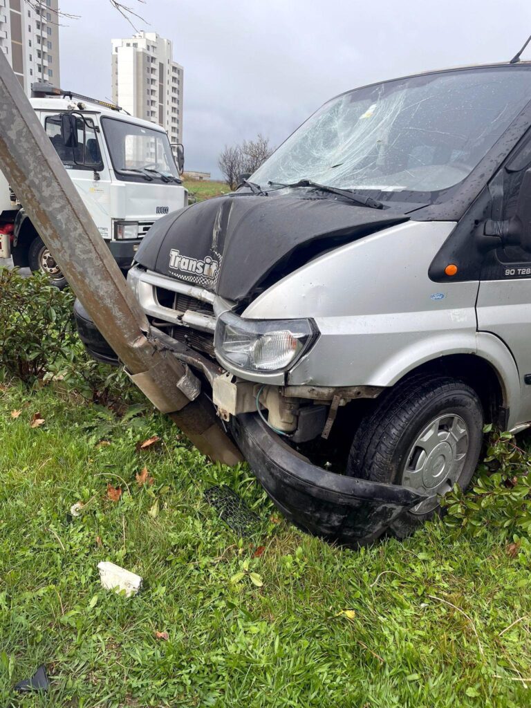 Kontrolden Minibüs Elektrik Direğine Çarptı